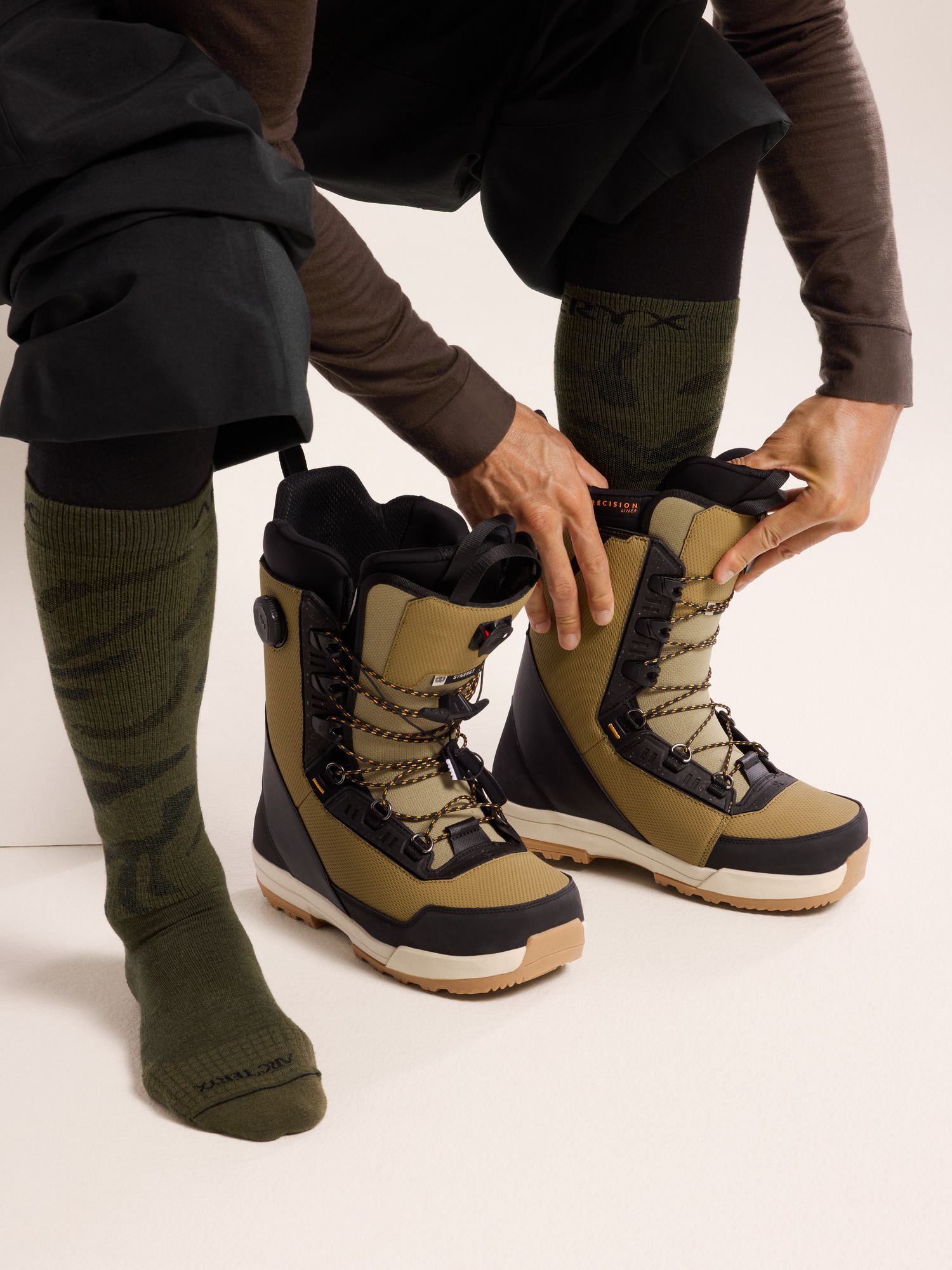 Merino Wool Grotto Ski Sock Tatsu / Black Full Body View