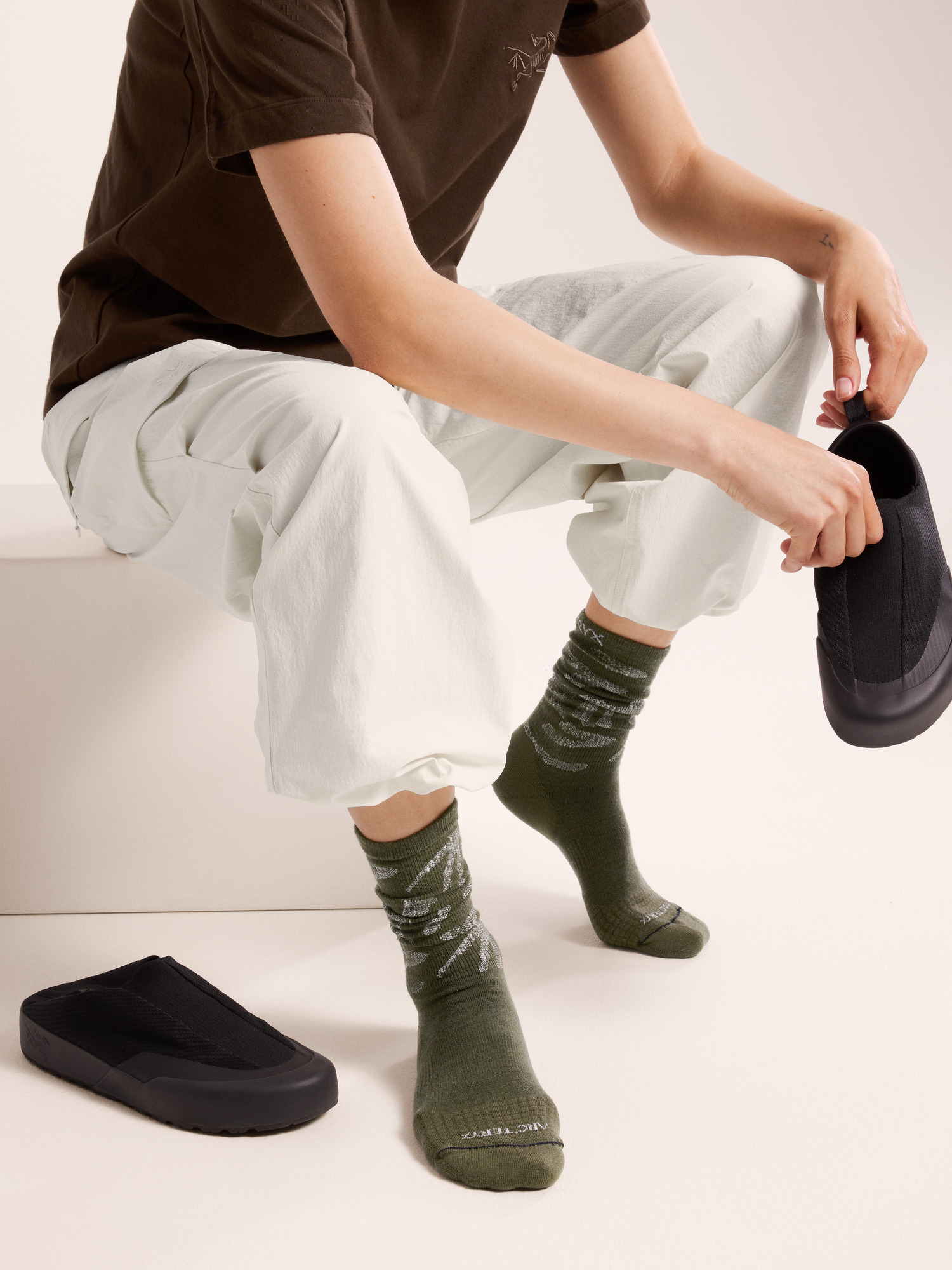 Merino Wool Grotto Mid Sock Tatsu / White Full Body View