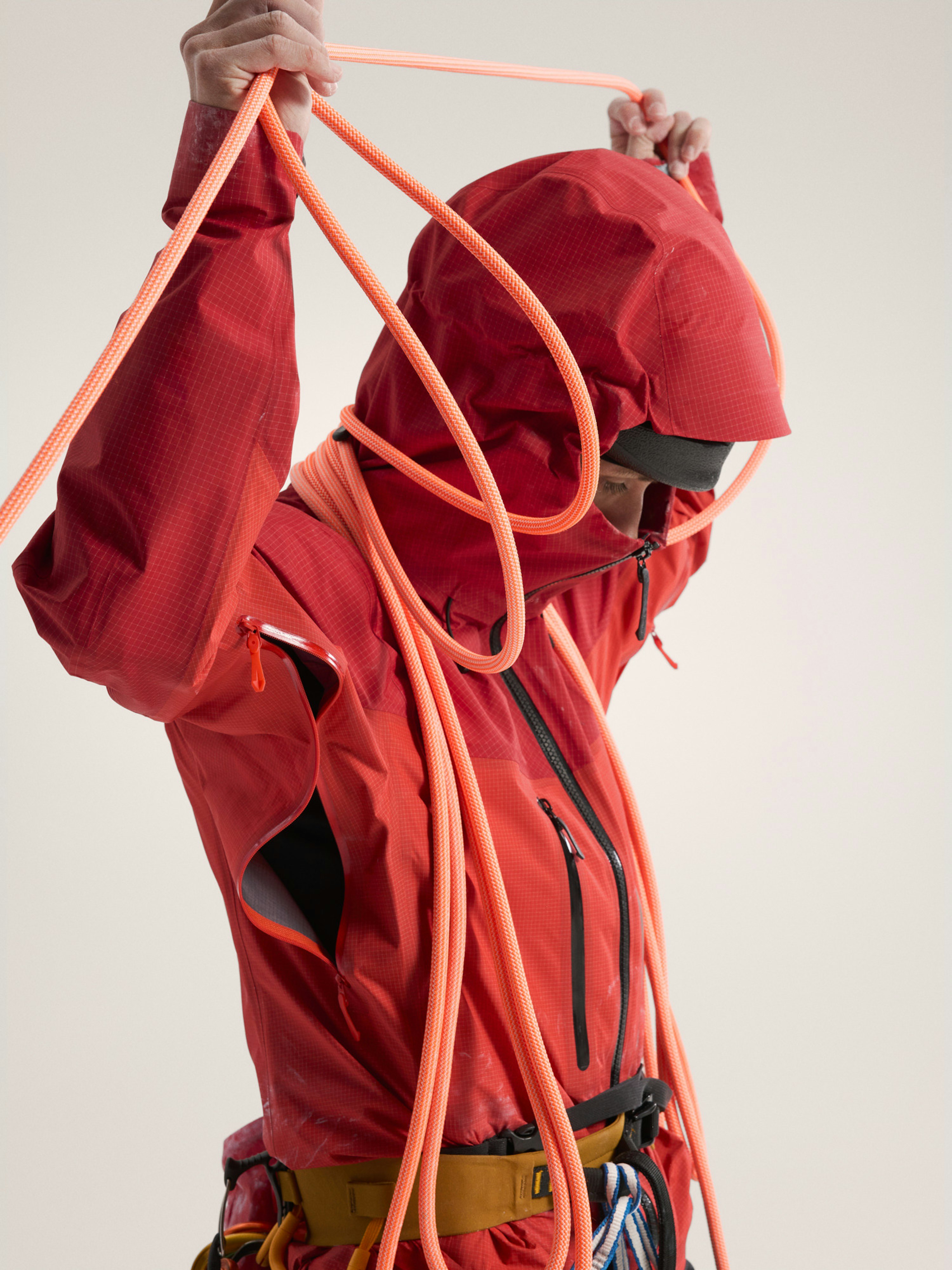 Alpha Jacket Women's Carmine / Dynasty Hood