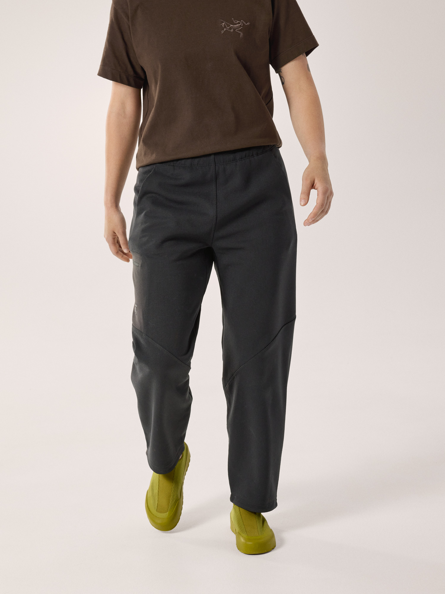 Aestas Jogger Women's Black Front View