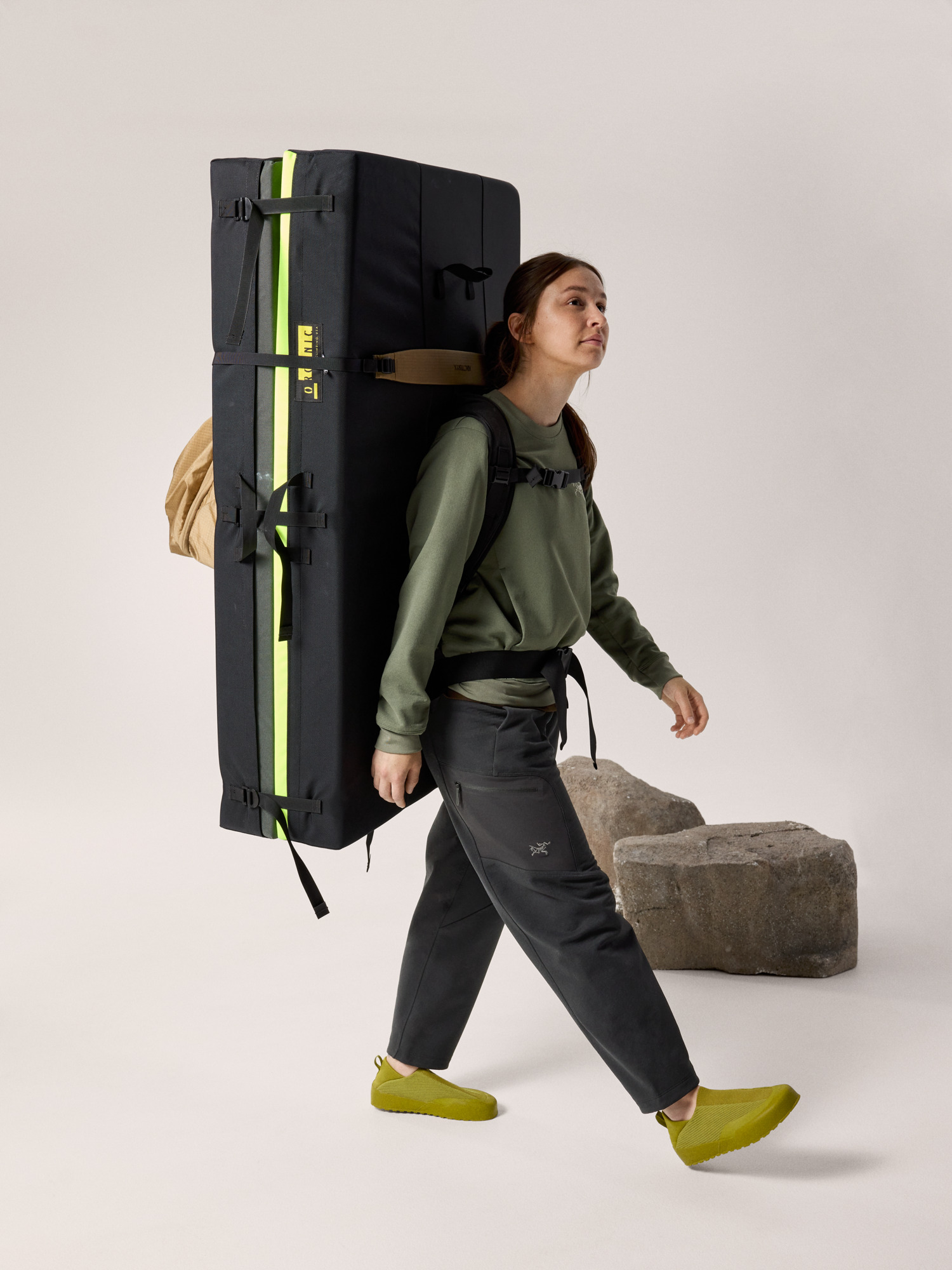 Aestas Jogger Women's Black Full Body