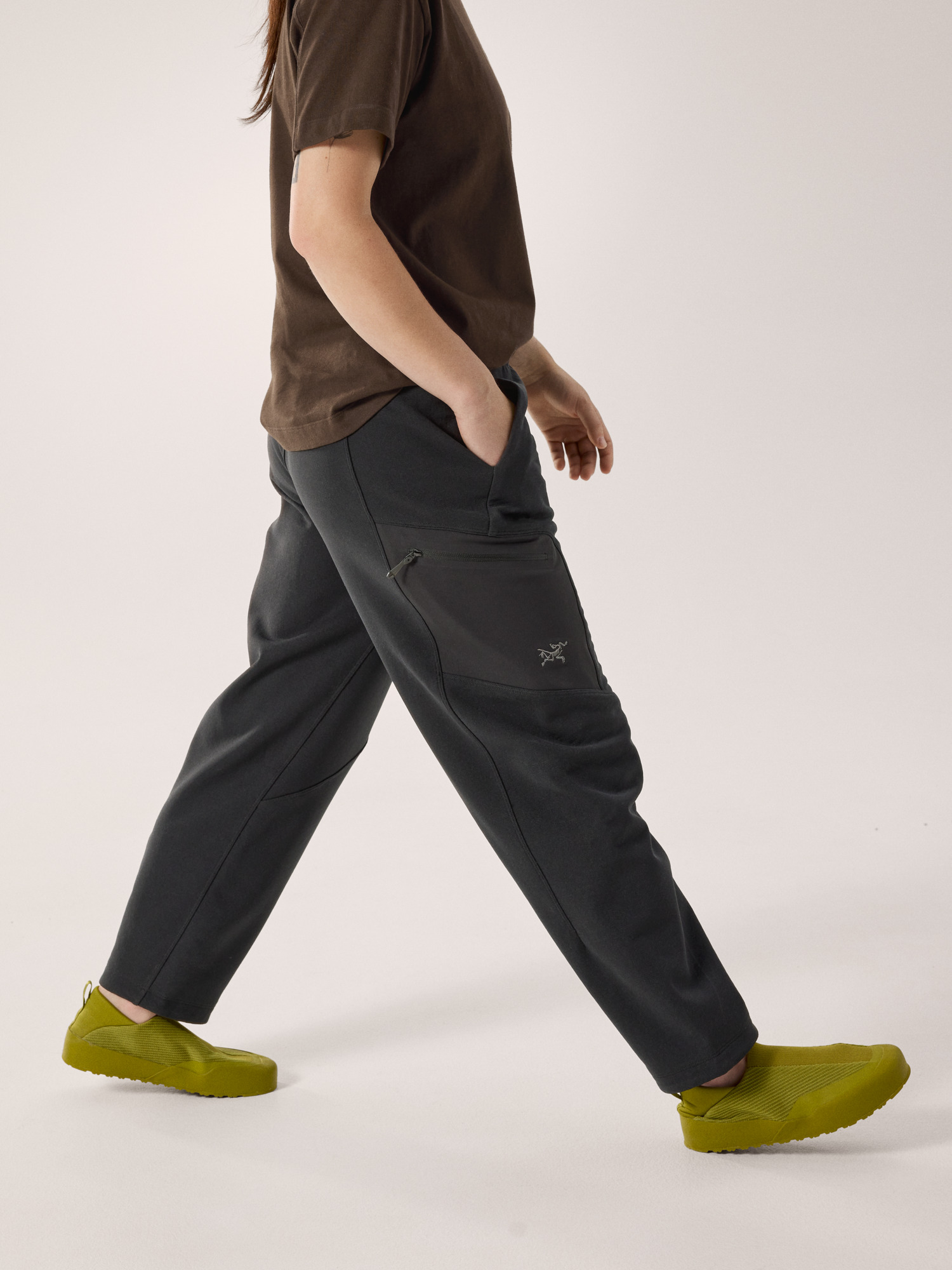 Aestas Jogger Women's Black Side View