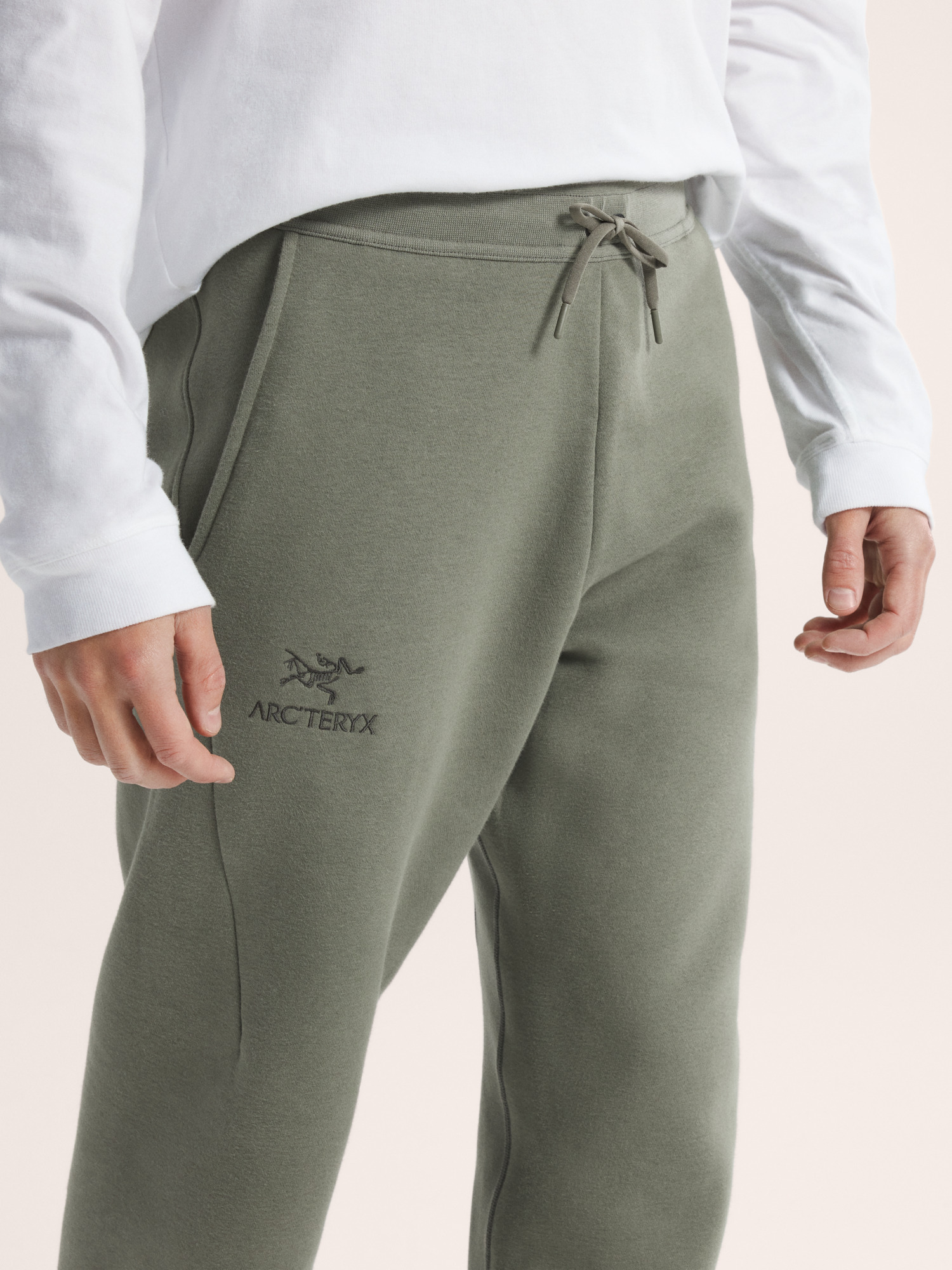 Emblem Fleece Jogger Forage Waist Detail