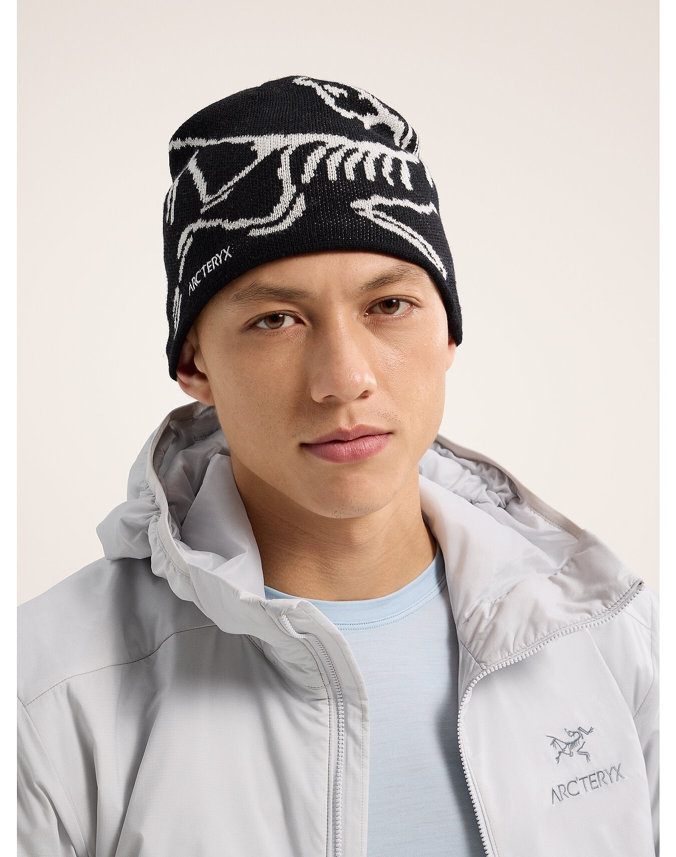 https://images-dynamic-arcteryx.imgix.net/details/1350x1710/S24-X000006756-Bird-Head-Toque-Orca-Front-View.jpg