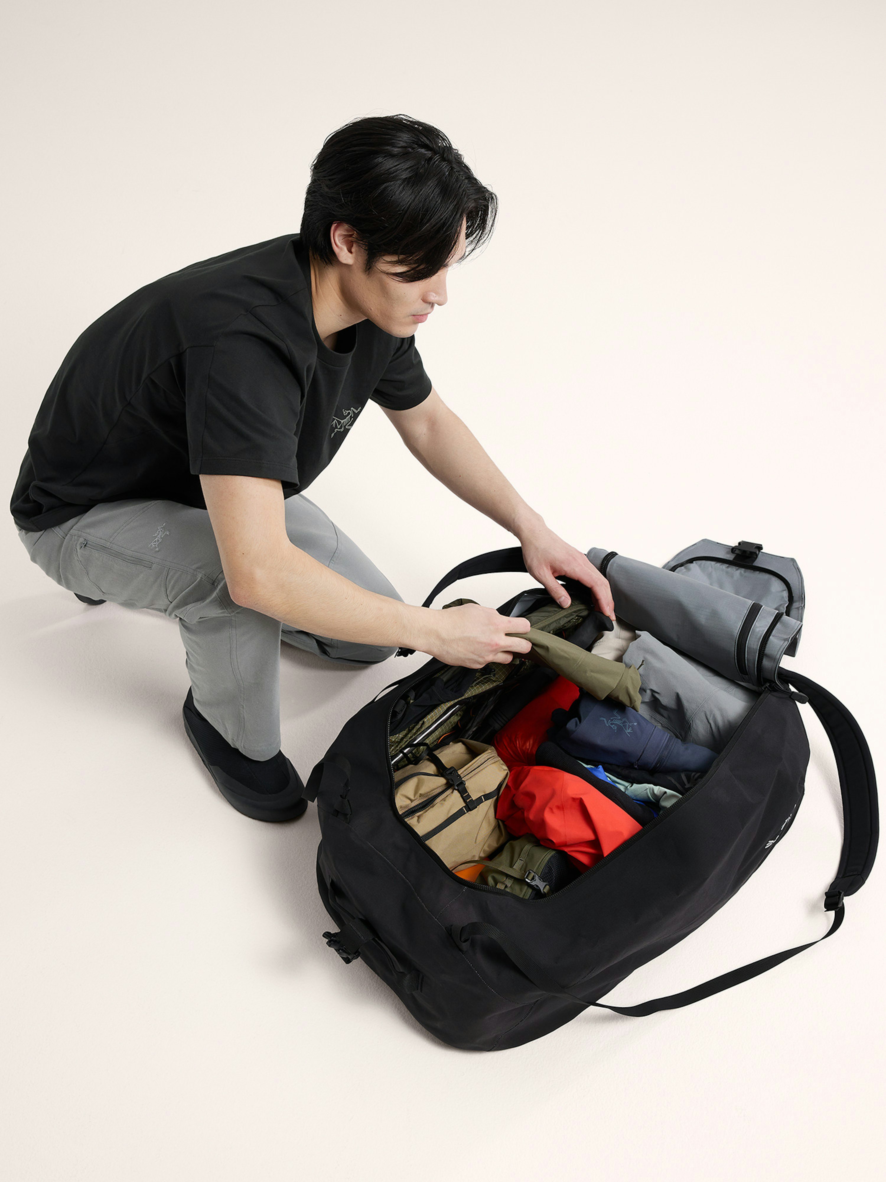 Carrier 100 Duffle Black Full Body