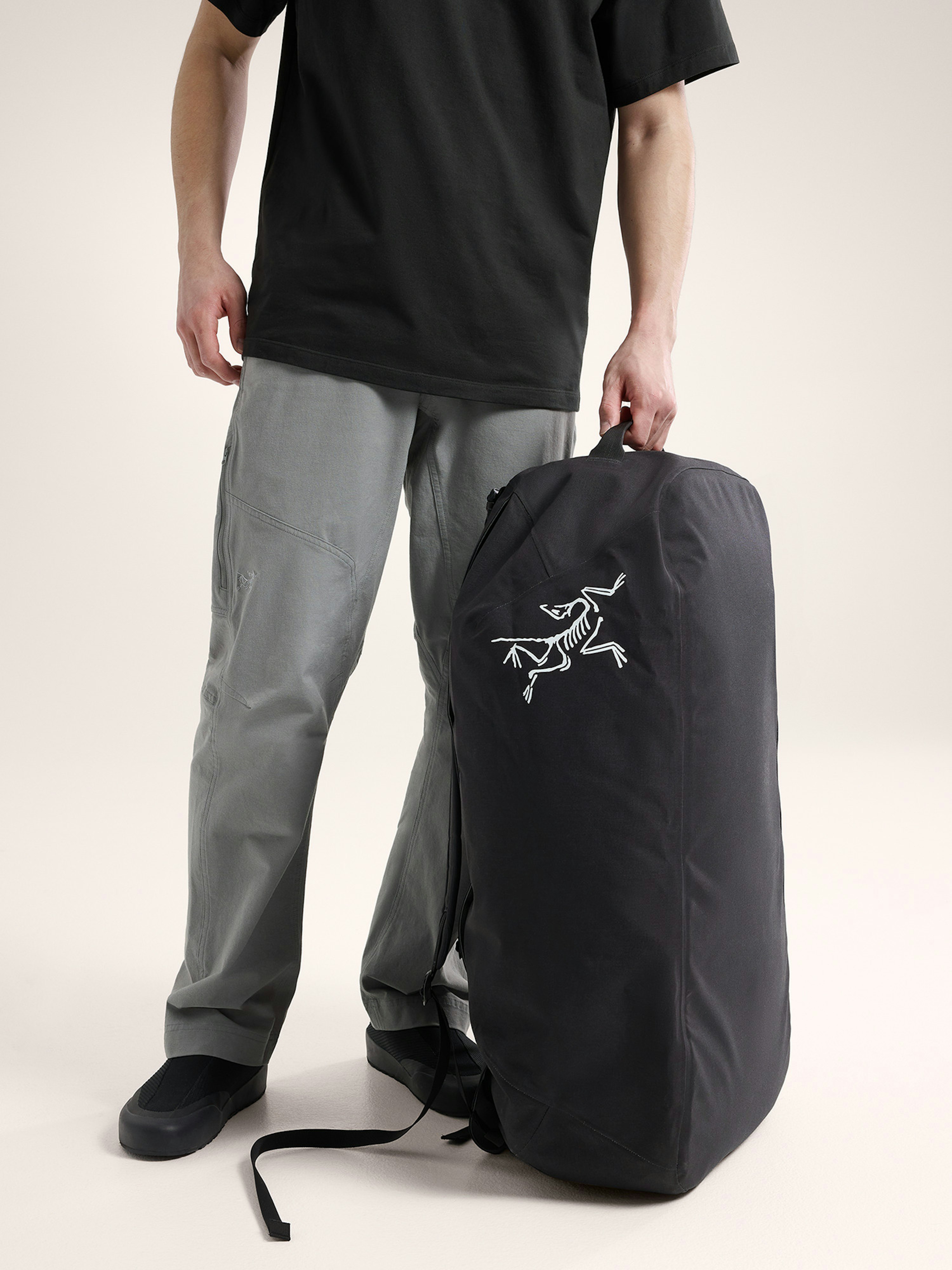 Carrier 100 Duffle Black Hover