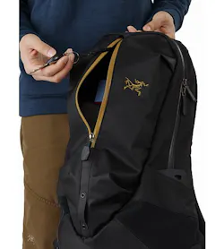 Arro 22 Backpack 24K Black Front Pocket