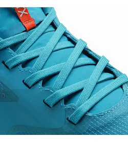 Norvan LD GTX鞋子女装深蓝色/红色鞋带细节